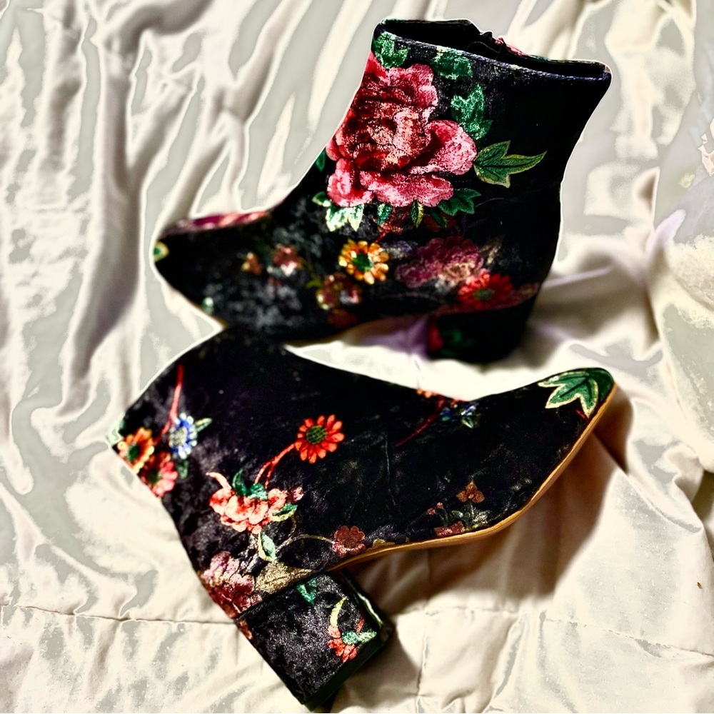 💥NWOT💥 Floral ankle booties never worn